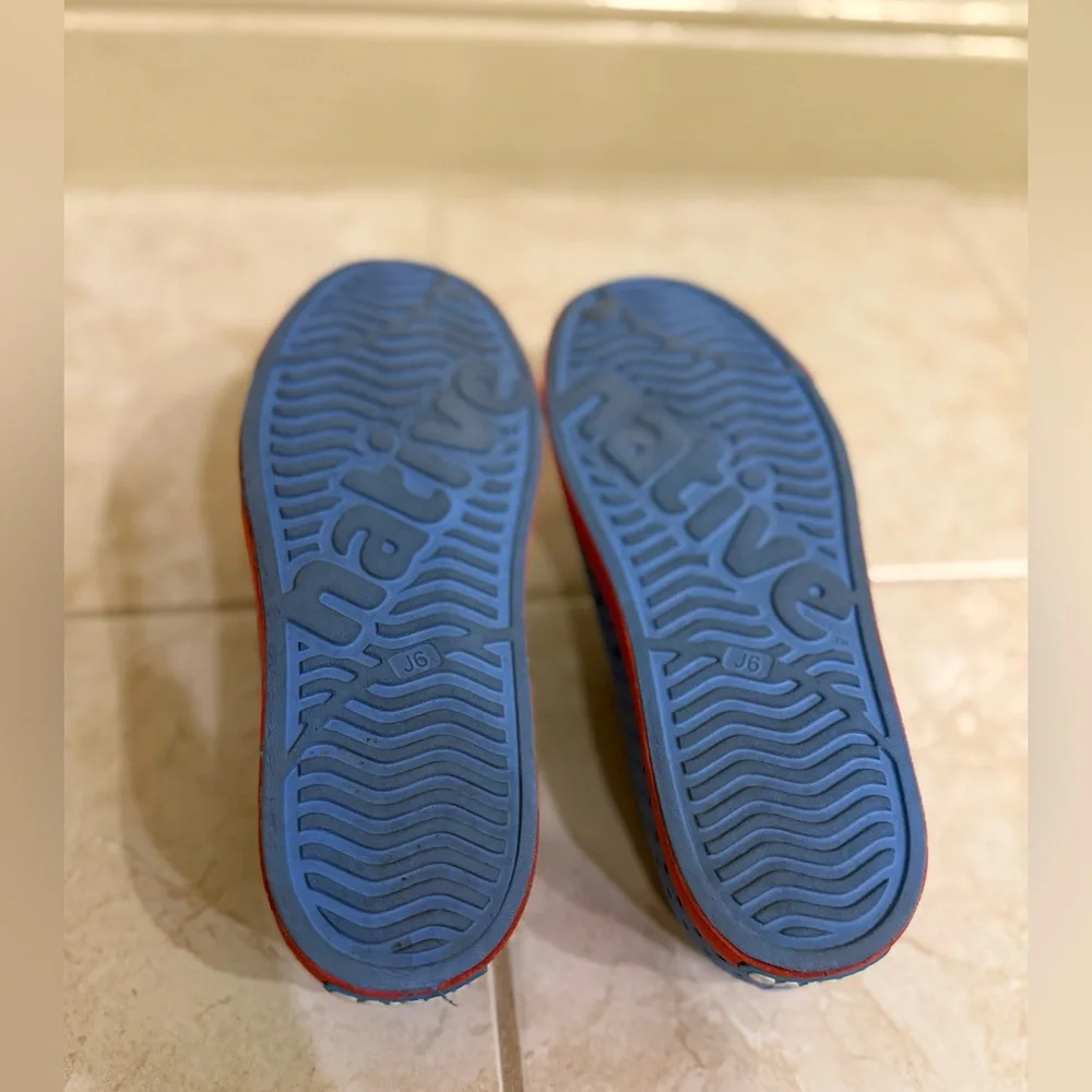NATIVE Kids Blue and Red Shoes SIZE J6